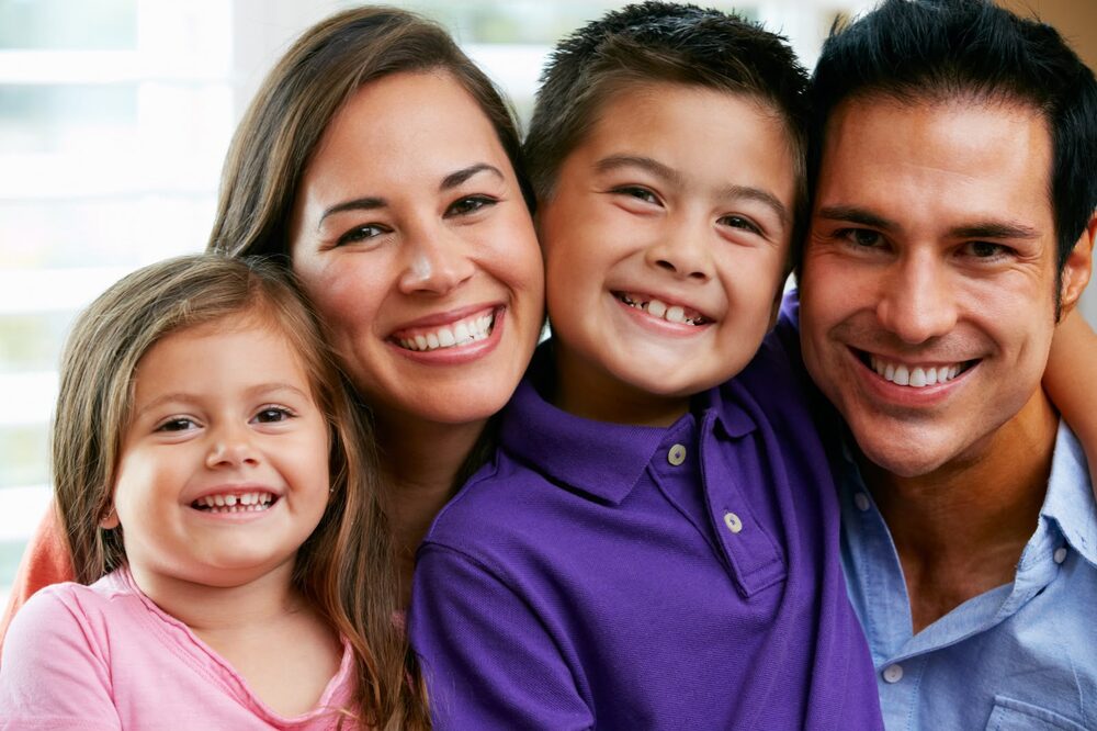 Familia tranquila tras conocer sus resultados de ADN con Biolinks