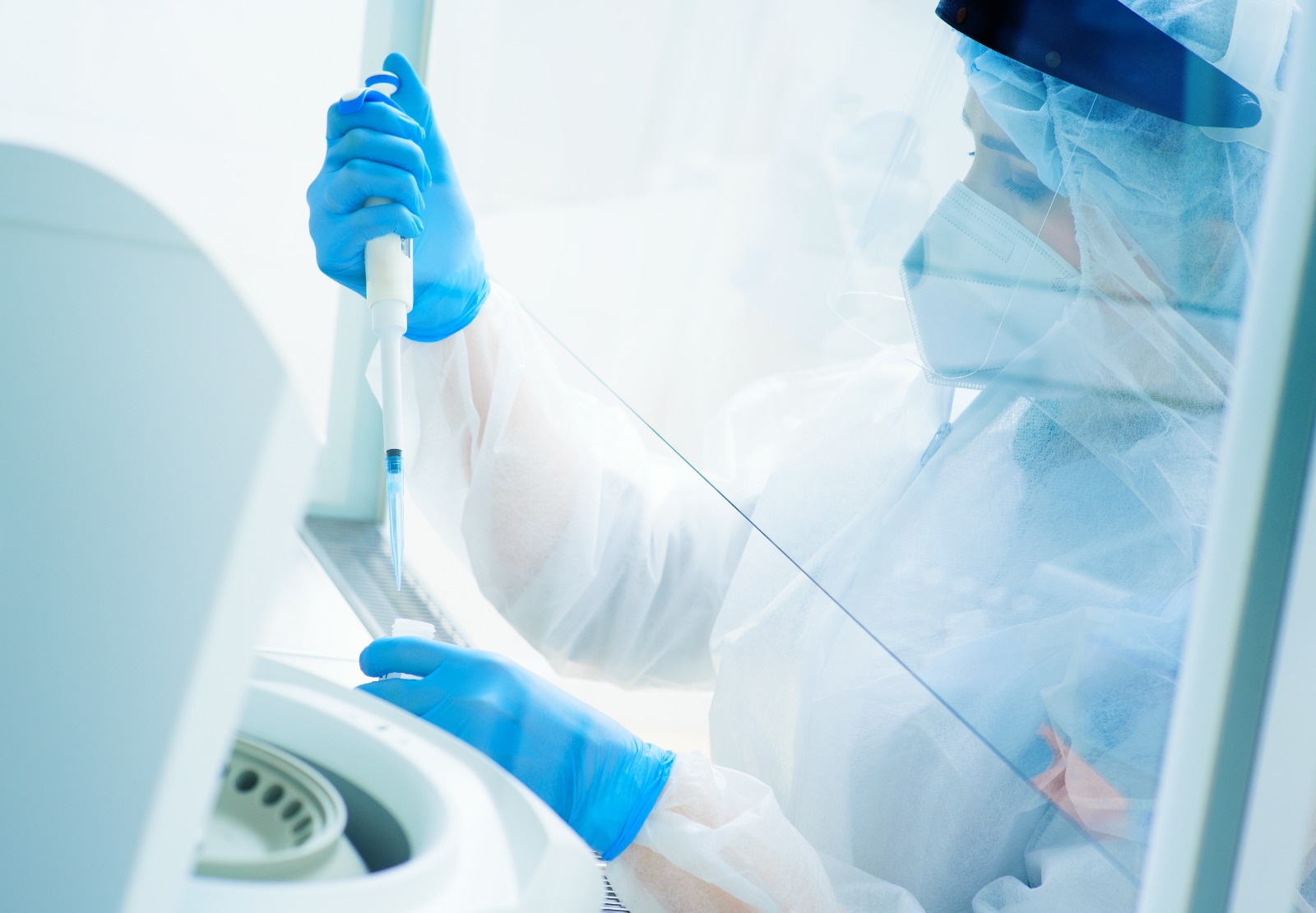 Especialista de laboratorio Biolinks realizando análisis