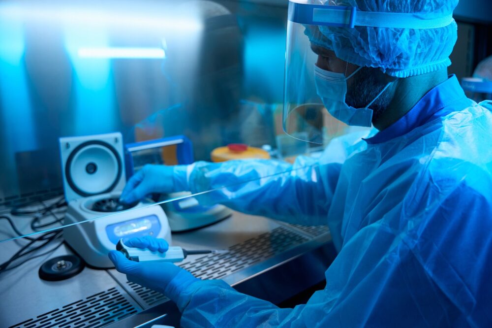 Especialista de laboratorio Biolinks procesando muestras de ADN
